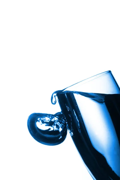 Glas Vatten Med Vatten Droppar Vit Bakgrund — Stockfoto