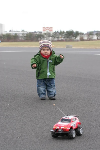 Kind Läuft Einem Roten Auto Hinterher — Stockfoto