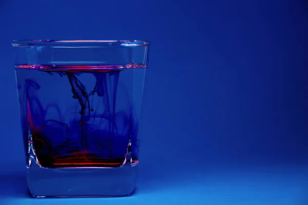 Vidro Com Água Sobre Fundo Azul — Fotografia de Stock