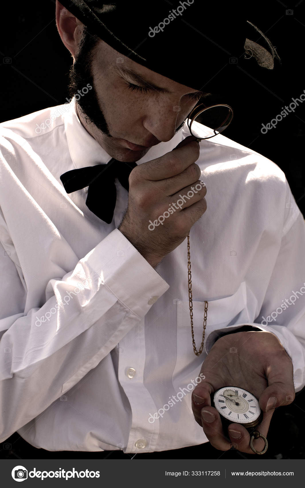 Hombre Mirando Reloj Bolsillo — Foto de stock #333117258