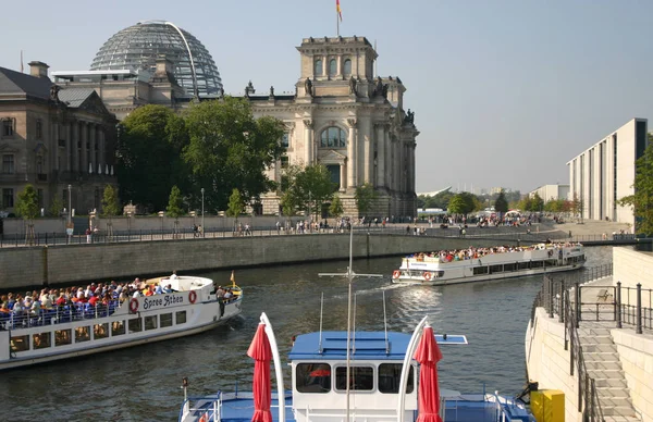 Reichstag Excursion Ship — Stock Photo, Image