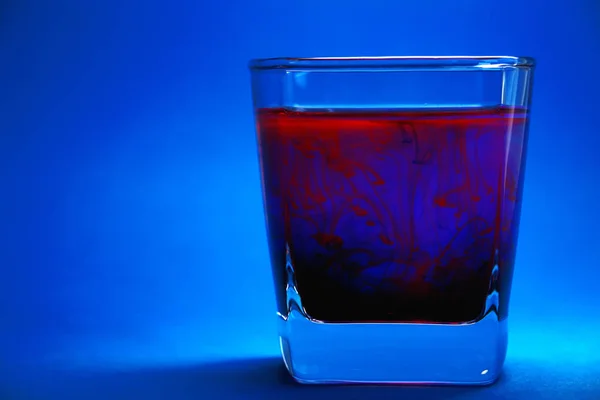 Copo Vinho Tinto Sobre Fundo Azul — Fotografia de Stock