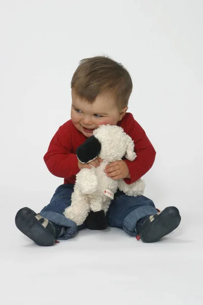 Niño Jugando Con Osito Peluche —  Fotos de Stock