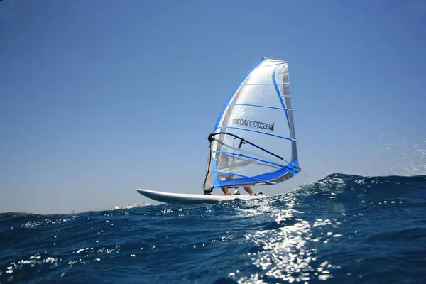 Surfer Στη Θάλασσα Μπλε Φόντο Ουρανό Ηλιόλουστη Μέρα — Φωτογραφία Αρχείου