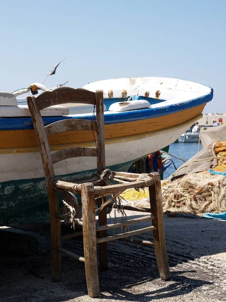 Griechischer Stuhl Und Boot — Stockfoto