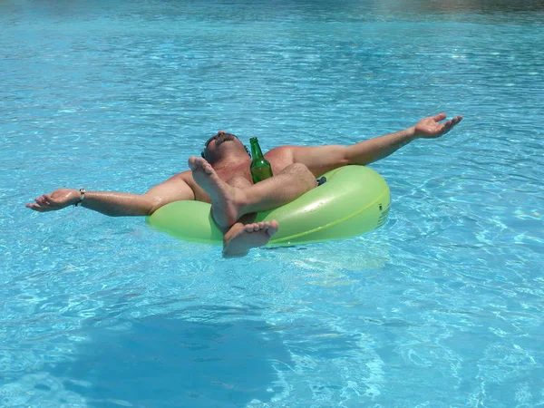 Wonderful How Geniese Day Una Cerveza Piscina Neumático Flotante Arenque —  Fotos de Stock