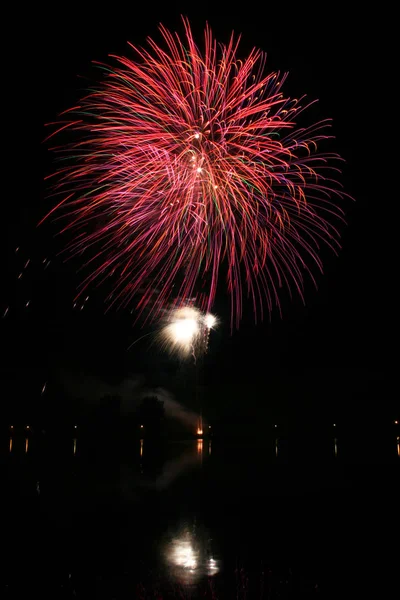 Explosivos Fuegos Artificiales Colores Cielo —  Fotos de Stock