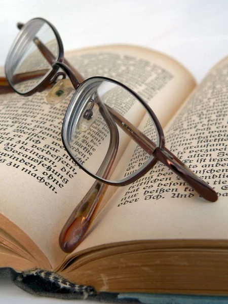 Leesbril Leunend Een Stapel Boeken — Stockfoto