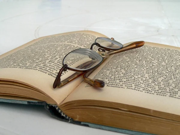 Livre Avec Des Lunettes Plan Rapproché — Photo