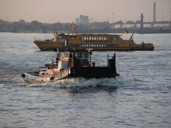 Barco Empuje León Puerto Hamburguesburgo —  Fotos de Stock