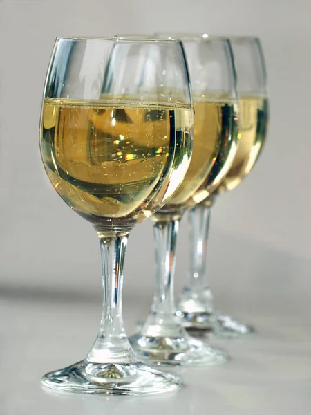 Tre Bicchieri Vino Alludono Puramente Spostati — Foto Stock