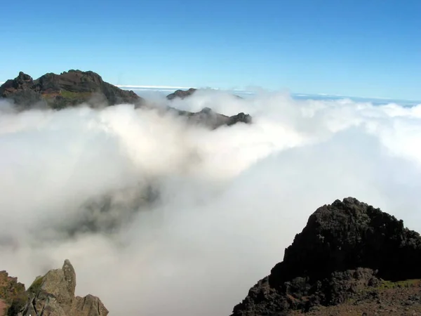 雲に囲まれた美しい自然景観 — ストック写真