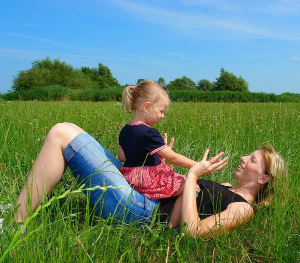 Mother Daughter Playing Grass — Stock Photo, Image