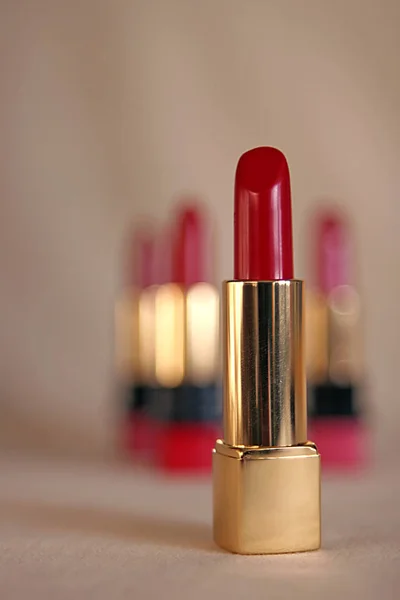 Lippenstift Und Rote Lippenstifte Auf Dunklem Hintergrund — Stockfoto