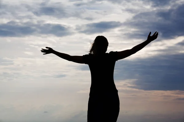 Silhouette Una Mujer Frente Cielo Nublado Mujer Extiende Los Brazos — Foto de Stock