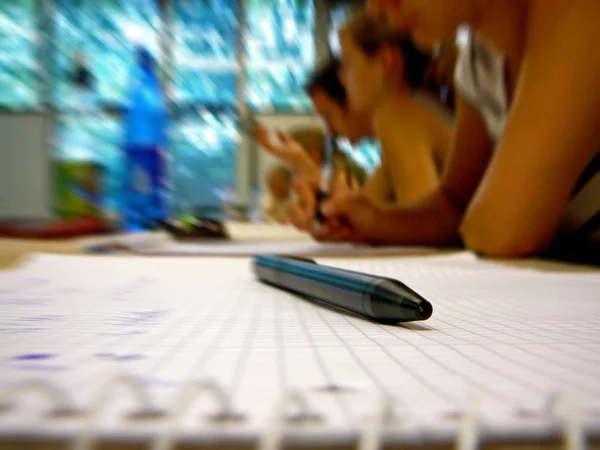 Student Podczas Egzaminu Notatnik Długopisem — Zdjęcie stockowe