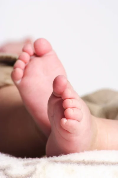 Närbild Baby Fötter Avklädd — Stockfoto