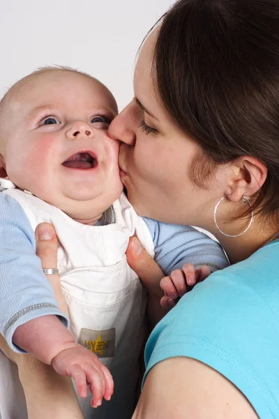 Mama Kisses Child Her Arm — Stock Photo, Image