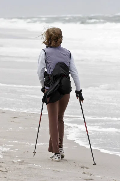Žena Nordic Chůze Pláži Sylt — Stock fotografie