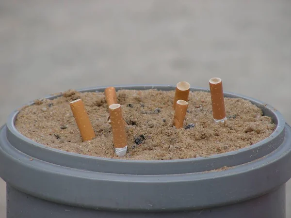 Popelník Hotovými Cigaretami — Stock fotografie