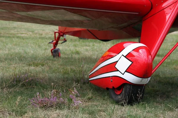 Flugzeugchassis Auf Grünem Gras — Stockfoto