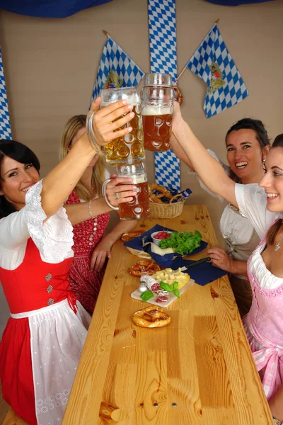 Menschen Feiern Mit Bier — Stockfoto