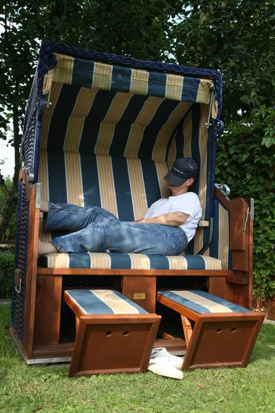 Relaxant Dans Une Chaise Plage Dans Jardin — Photo