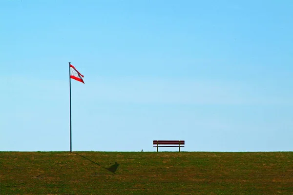 Bank Und Fahne Auf Dem Deich — Stockfoto