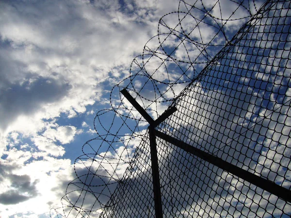 Muro Alambre Espino Fondo Del Cielo — Foto de Stock