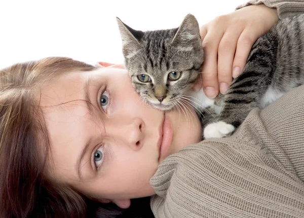 腕に猫を抱えている若い女性は — ストック写真