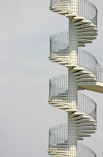 Renderização Uma Escada Vidro Com Uma Grade Metal Vazio — Fotografia de Stock
