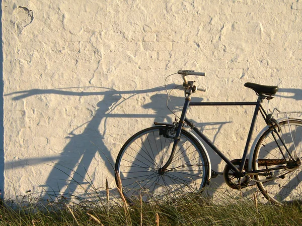 路上のヴィンテージ自転車は — ストック写真