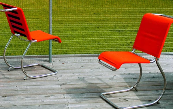 绿草场附近的现代椅子 — 图库照片