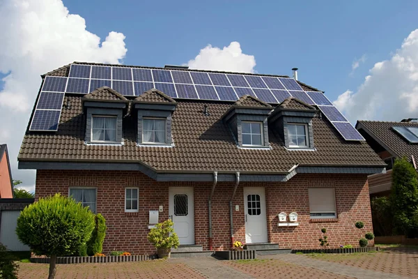 Ház Tető Solar Panelek — Stock Fotó