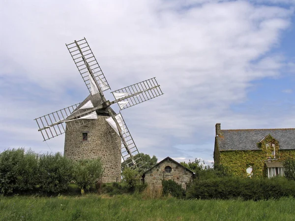 Naturskön Utsikt Över Landskapet Med Väderkvarnsbyggnad — Stockfoto