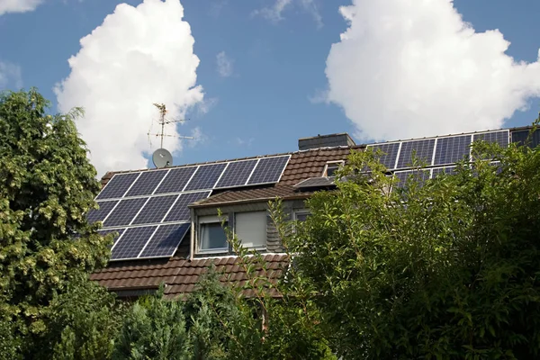 Solpaneler Hus Tak — Stockfoto