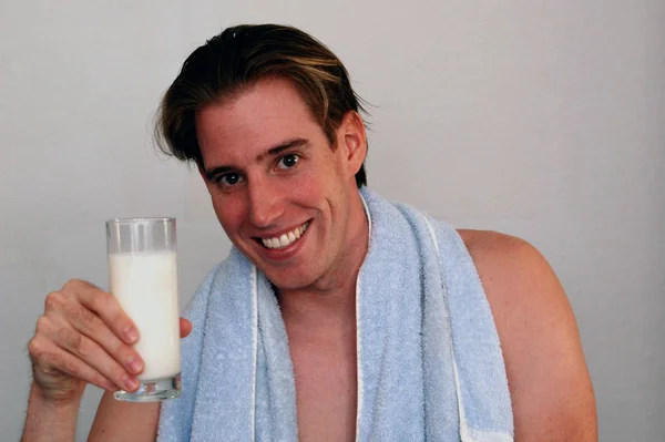 Junger Mann Trinkt Milch Aus Einem Glas Wasser — Stockfoto