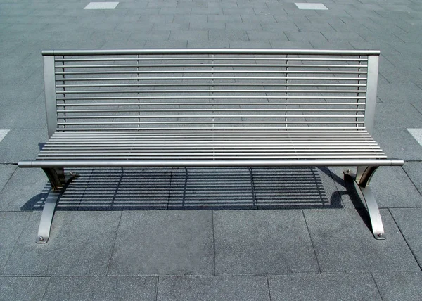 街上的长椅 — 图库照片