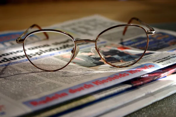 Gläser Und Zeitungen Auf Einem Holztisch — Stockfoto