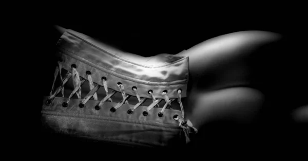 Γυναικεία Πόδια Μαύρο Δερμάτινο Κορσέ Και Ασημένια Ζώνη Σκούρο Φόντο — Φωτογραφία Αρχείου