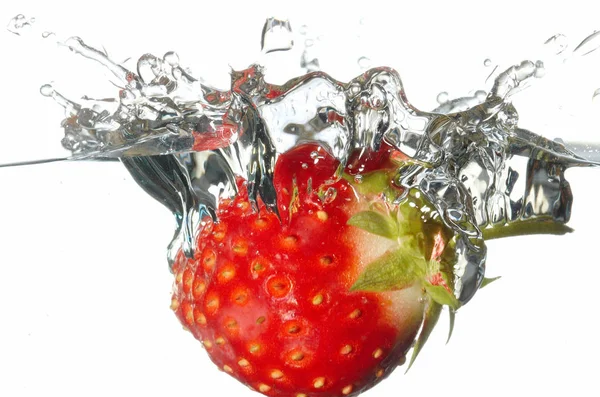 Frische Erdbeeren Wasserspritzer — Stockfoto