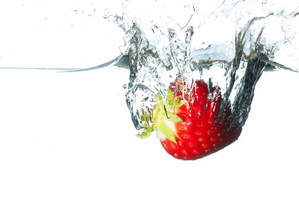 Frische Erdbeeren Wasserspritzer — Stockfoto