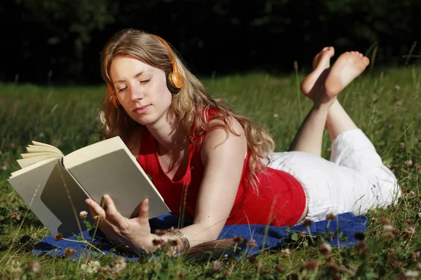 Schüler Mit Buch Und Kopfhörer — Stockfoto