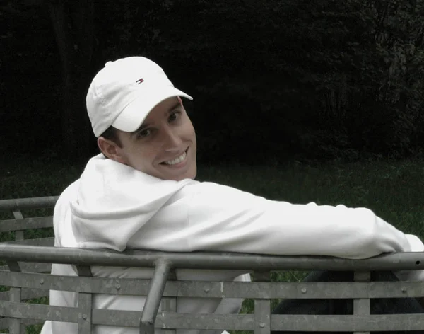 Smiling Man White Shirt Cap — Stock Photo, Image