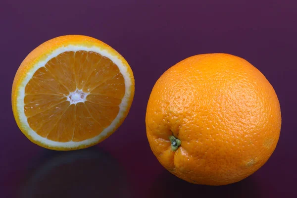 Оранжевые Оранжевые Слайсы Различных Субстратах — стоковое фото