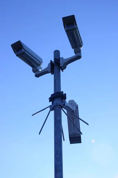 Telecamera Sicurezza Sul Cielo Blu — Foto Stock