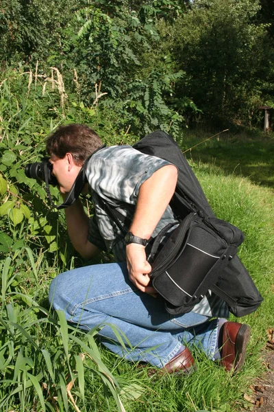 Sırt Çantalı Genç Bir Adam Çimlerin Üzerinde — Stok fotoğraf