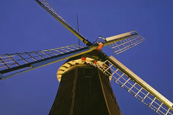 Malerischer Blick Auf Die Landschaft Mit Windmühlenbau — Stockfoto