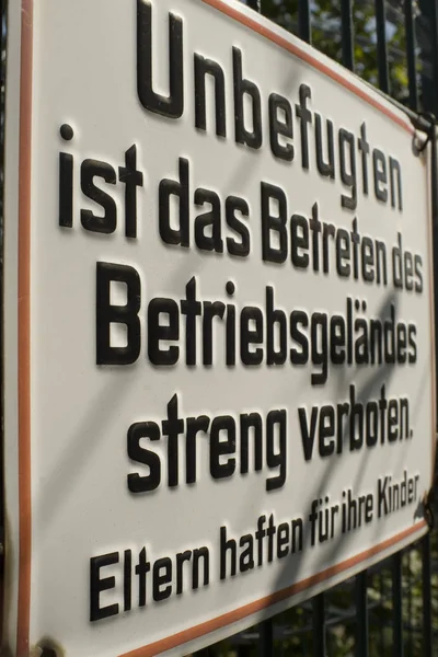 Несанкционированный Знак Наклейкой Немецком Языке — стоковое фото