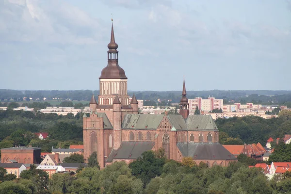 Uma Vista Ampliada Cerca Como Corvo Voa Maior Igreja Stralsund — Fotografia de Stock